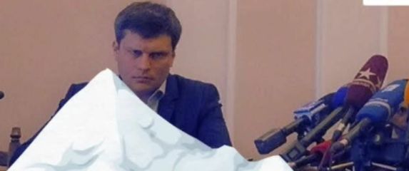 Namršteni muškarac u memeu oko snijega u Zagrebu