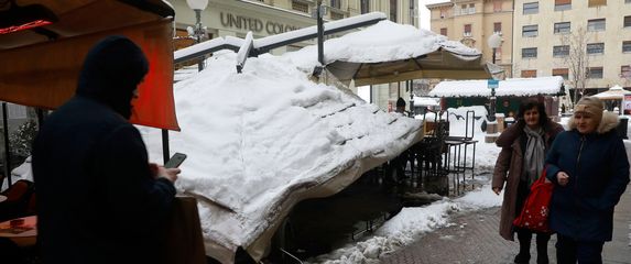 Tenda u kafiću u Bogovićevoj urušila se pod težinom snijega