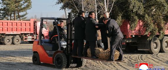 Kim Jong Un za volanom viljuškara i s lopatom u ruci - 10