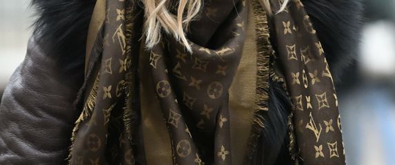 Dama iz Zagreba u čizmama s punom platformom