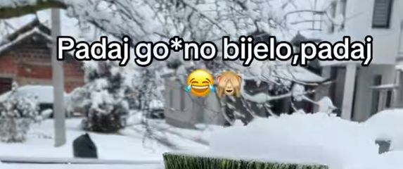 Čišćenje snijega s automobila