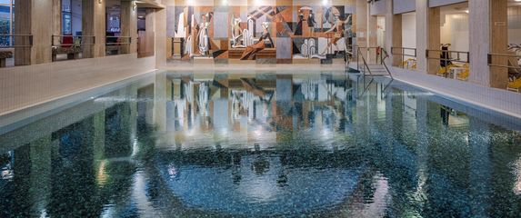 Bazen Thermal-Urquellbecken s termalnom vodom