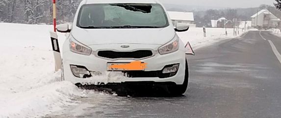 Komad leda pao s kombija i ozlijedio vozača auta