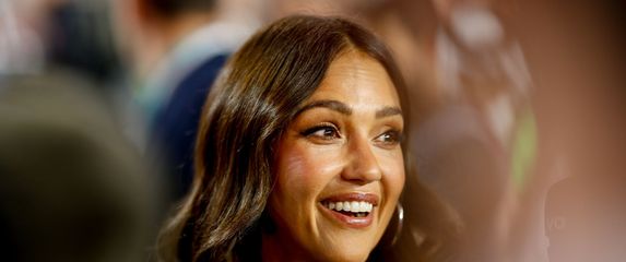 Jessica Alba u mekanom kaputu i toplim papučama - 4