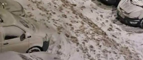 Snijegom prekriveni automobilu U Zagrebu s crtežima na staklima