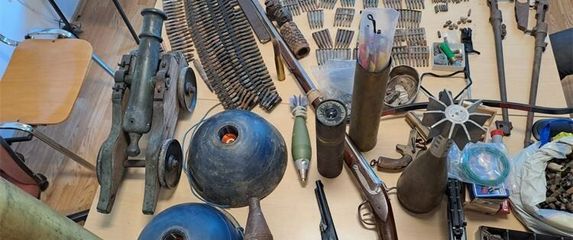 Pronađena veća količina oružja, streljiva i pirotehničkih sredstava u Splitu - 2