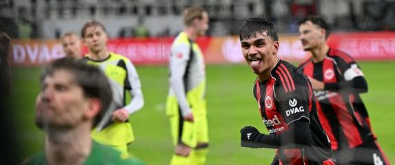 Can Uzun slavi pogodak Eintrachta