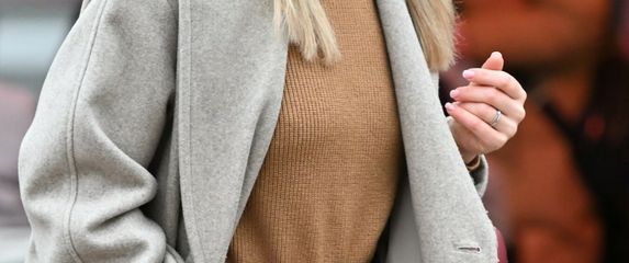 Ulična moda bermude i čizme visokih sara Zagreb 2026. - 2