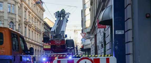 Pala fasada sa zgrade u Zagrebu - 1