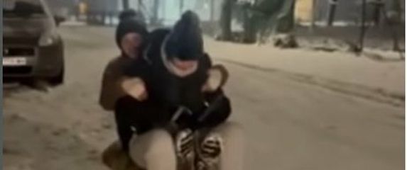 Tinejdžerice pale sa sanjki, teško su ozlijeđene