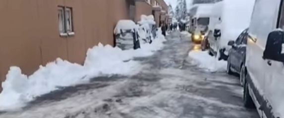 Parkiralište očišćeno od snijega s DIY ralicom