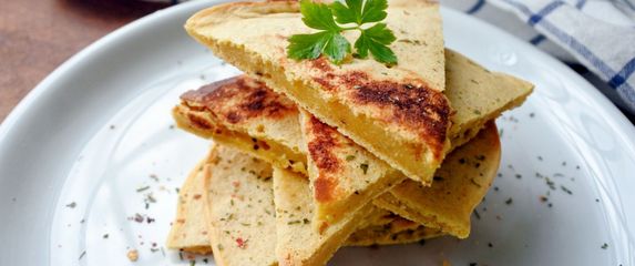 Talijanska pogača farinata od brašna slanutka