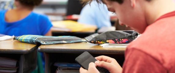 Mobitel u školi, ilustracija