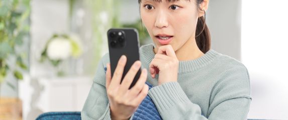 Žena gleda obavijest na telefonu, ilustracija