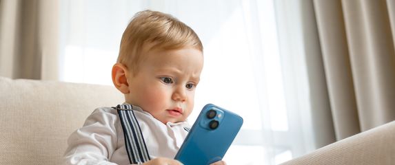 Malo dijete gleda u telefon, ilustracija