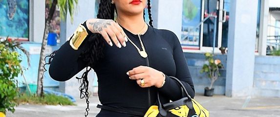 Rihanna u pripijenom crnom kompletu