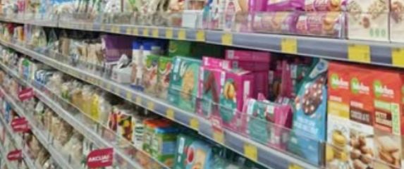 Golub na polici u trgovini