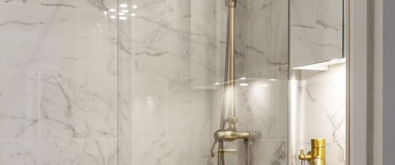 Tuš-kabine s pločicama koje imitiraju mramor - 8