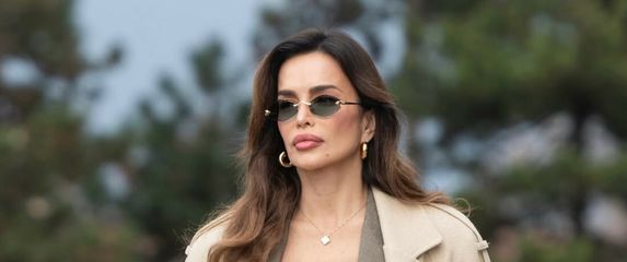 Severina u hlačama visokog struka i 'prevelikom' bež kaputu - 3