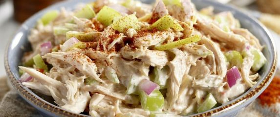 Hladna salata od piletina, jaja i grčkog jogurta