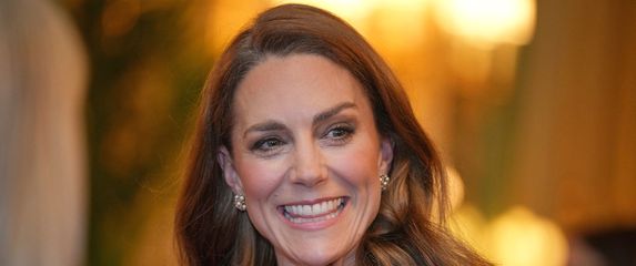 Catherine Middleton u crvenom odijelu na primanju za prijem za englesku žensku ragbijašku reprezentaciju - 5