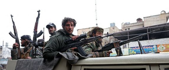 Sirijske vladine trupe na ulicama Tabqe