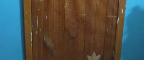 Vrata s ogromnim drvenim znakom adidasa