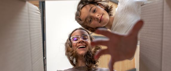 Dijete otvara poklon, ilustracija