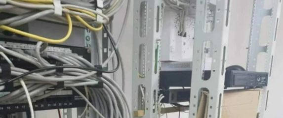 Soba sa serverom i meso koje se suši