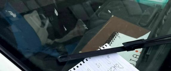 Smiješna poruka na automobilu