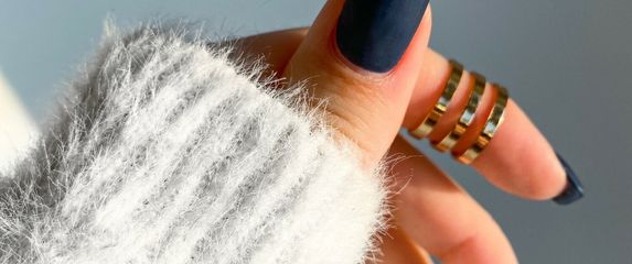 tamnoplava boja laka za nokte je suptilan odmak od klasike