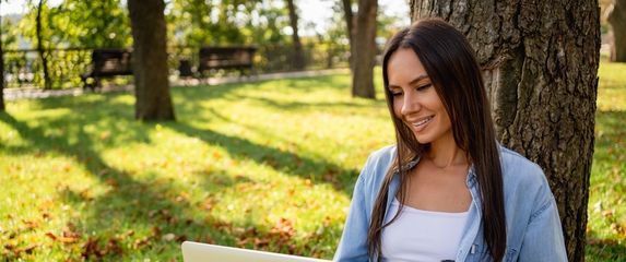 Djevojka radi na laptopu
