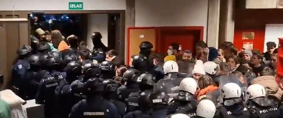 Policija nasilno prekinula studentsku blokadu u Novom Sadu