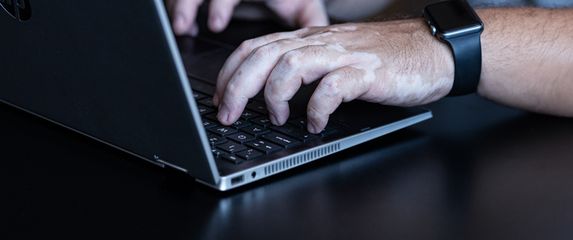 Ilustracija: osoba koristi laptop