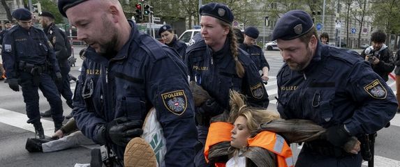 Policija odvodi klimatsku Shakiru