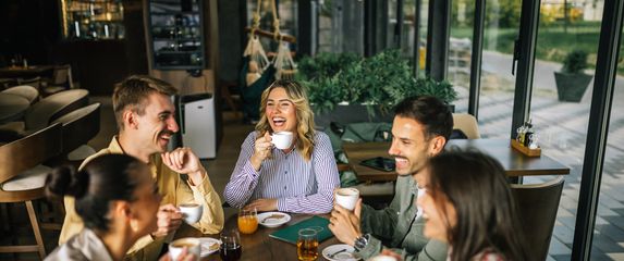 Ekipa u kafiću pije kavu, ilustracija