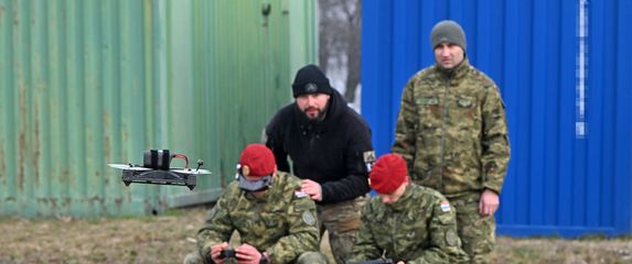 Hrvatski vojnici na obuci za upravljanje FPV dronovima