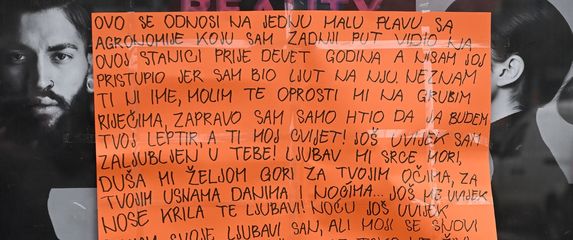 Ljubavna poruka na tramvajskoj stanici