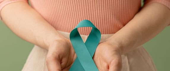 Siječanj je mjesec posvećen podizanju svijesti o raku vrata maternice kada tirkizne vrpce simboliziraju nastojanje u otklanjanju ove bolesti
