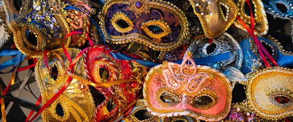 Kako se piše: maskembal ili maskenbal