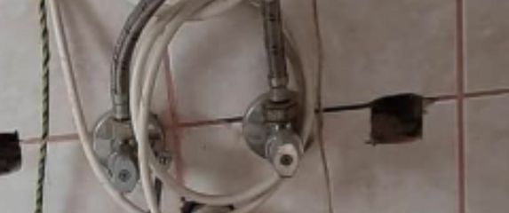 Zavjese koje skrivaju priključke bojlera