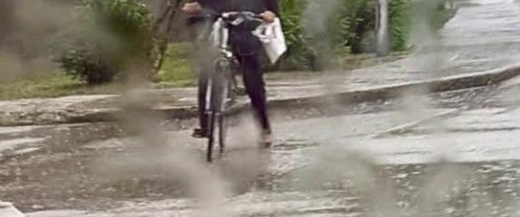 Vožnja biciklom po Metkoviću s vrećicom na glavi