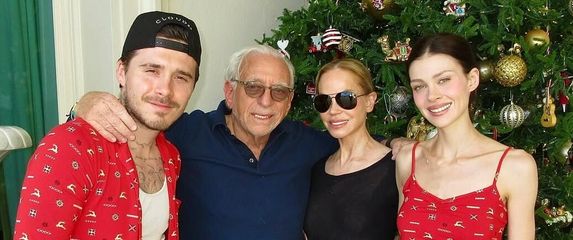 Brooklyn i Nicola Peltz Beckham s njenim roditeljima