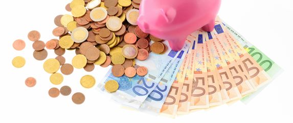 Kako se piše: novaca ili novca