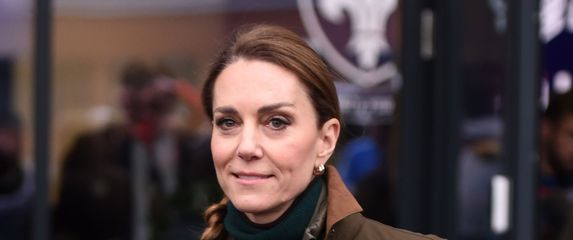 Catherine Middleton u skinny trapericama i gojzericama - 5