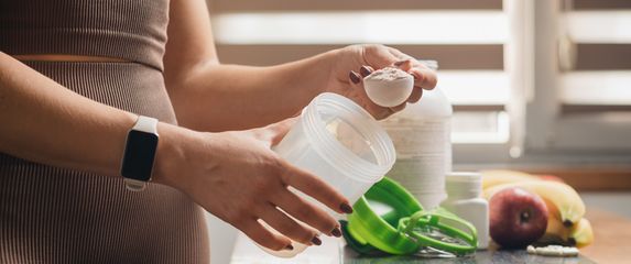 Žena priprema praškasti napitak