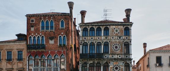 Ca'Dario u Veneciji (desno)