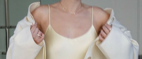 Žena u slip haljini