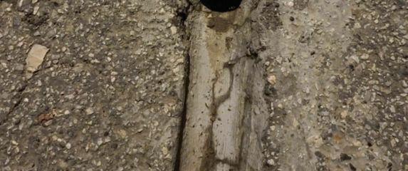 Neobičan detalj na slivniku u dvorištu