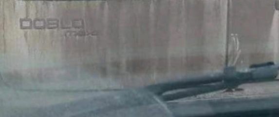 Izrazito prljavi automobil s napisanom registracijskom oznakom